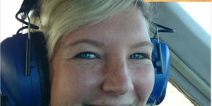 ‘n Trotse Tanya Kleynhans van Pearly Beach sit hier in die stuurkajuit van ‘n vliegtuig. Sy het eers haar Private Pilot Licence (PPL) op 15 April 2012 verwerf en daarna haar Commercial Pilot Licence (CPL) op 22 Mei 2015 - presies 5 jaar en 1 maand na haar pa, Theo Kleynhans, se noodlottige vliegongeluk in ‘n 2-sitplek mikroligte vliegtuig naby Pearly Beach lughawe in 2010. 